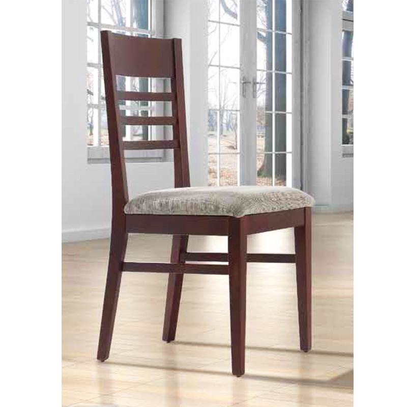 Silla moderna con asiento tapizado y respaldo con barras de madera