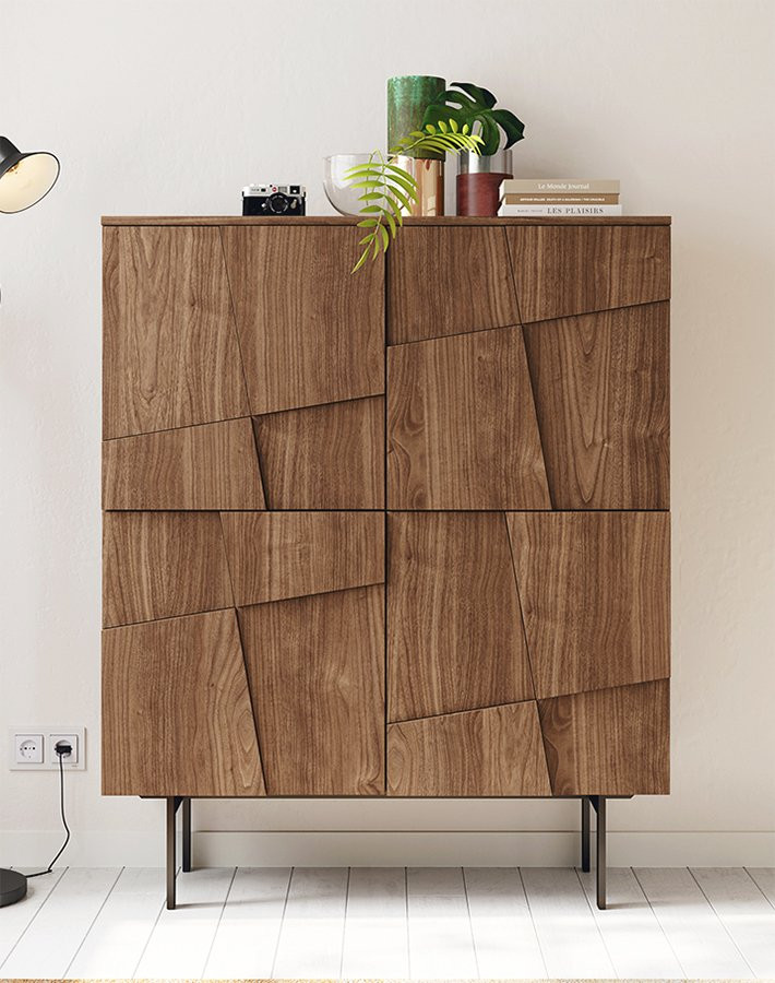APARADOR ALTO CON PUERTAS DE DISEÑO VANGUARDISTA Y BASE METÁLICA