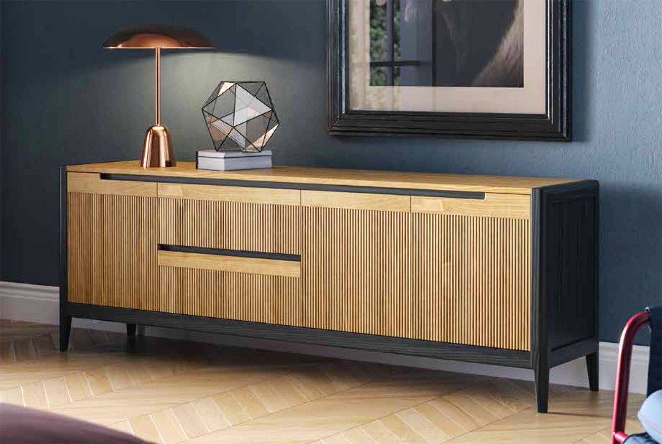 APARADOR BAJO CON PUERTAS Y CAJONES FABRICADO EN MADERA SOSTENIBLE