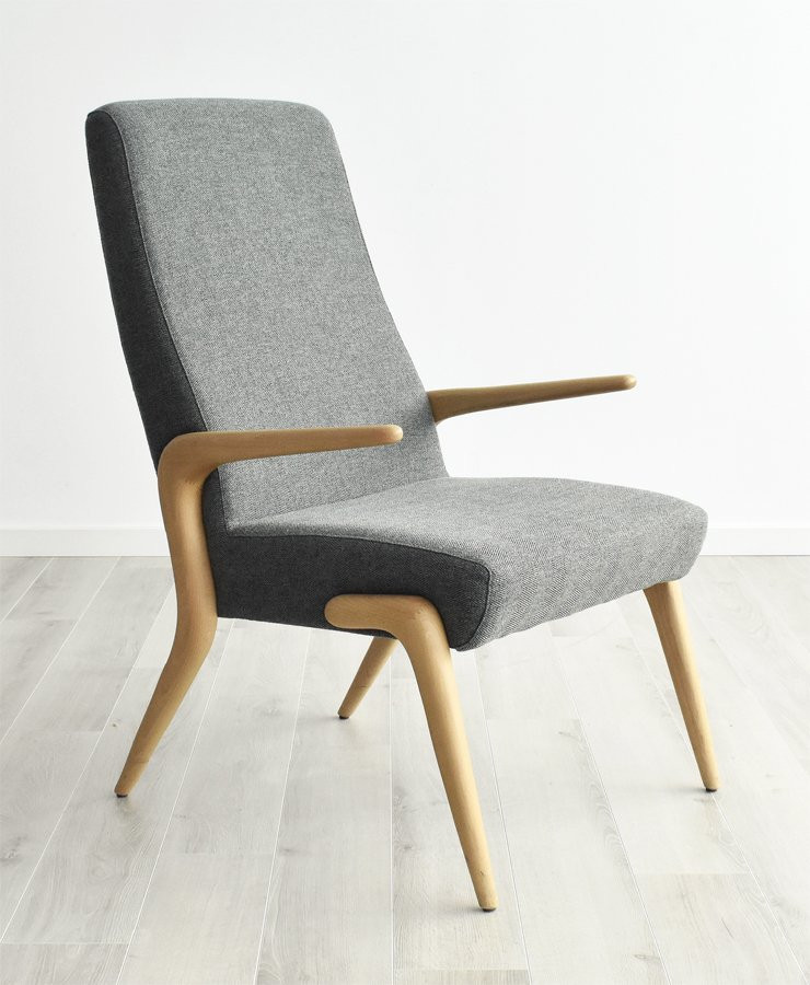 BUTACA TAPIZADA DE INSPIRACIÓN NÓRDICA Y CON BRAZOS DE MADERA