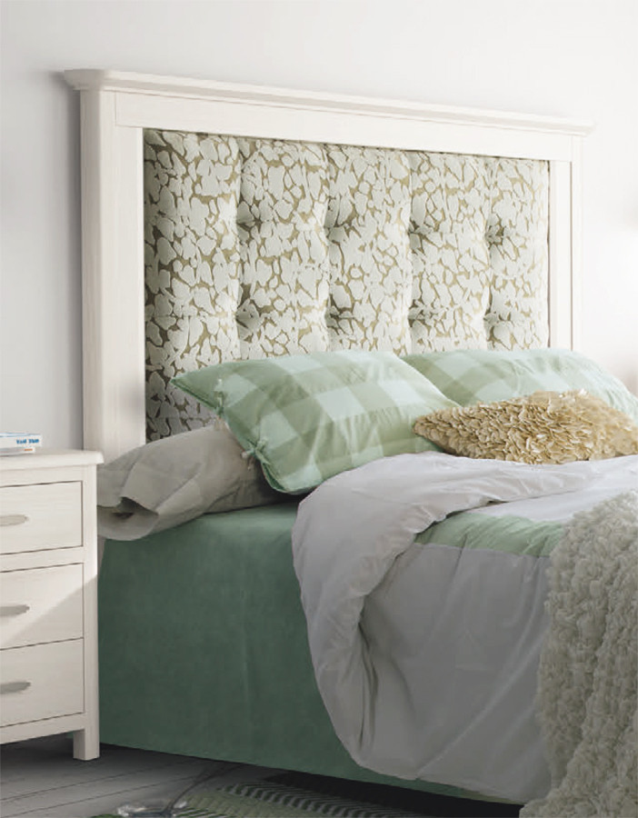 CABECERO DE CAMA CON PANEL TAPIZADO Y MOLDURA