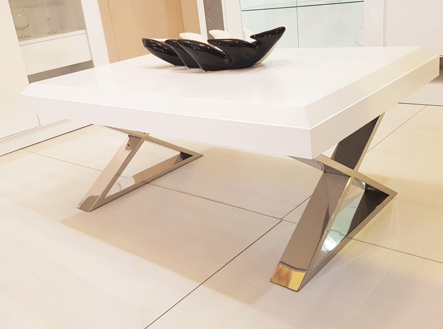 Mesa de centro con patas de acero con forma de cruceta