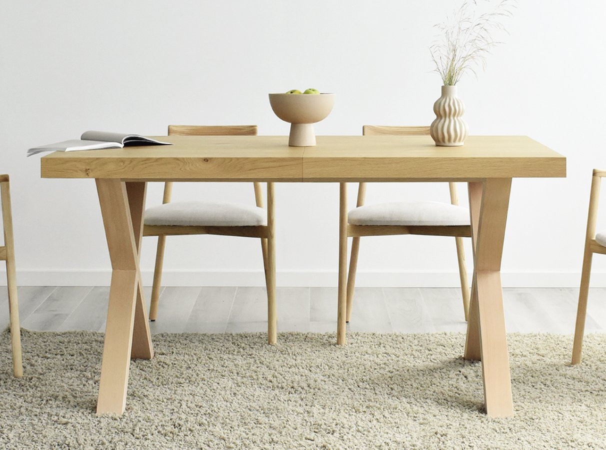 MESA DE COMEDOR ESTILO NÓRDICO CON PATAS CON FORMA DE CRUCETA