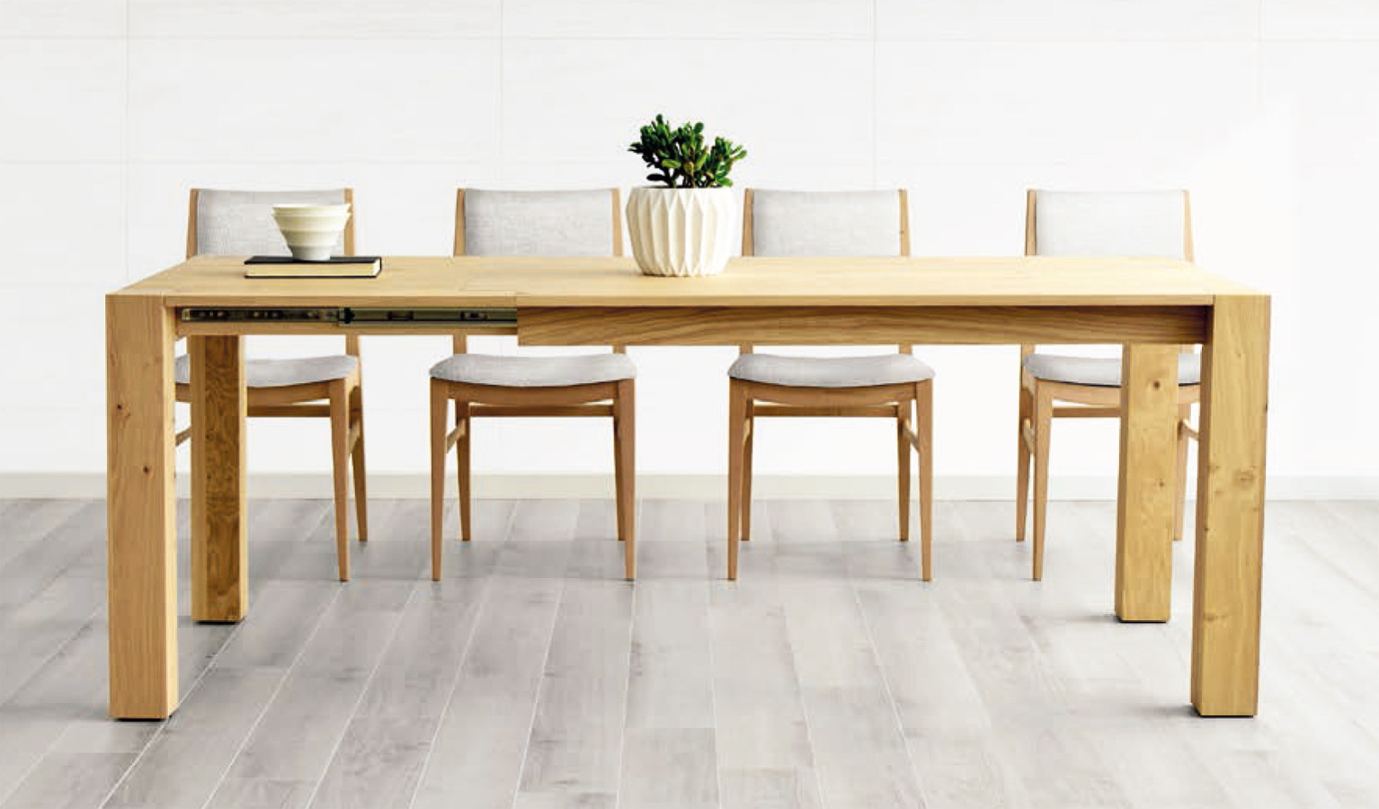 MESA PARA COMEDOR CON PATA RECTA Y ELABORADA EN MADERA - ROBLE