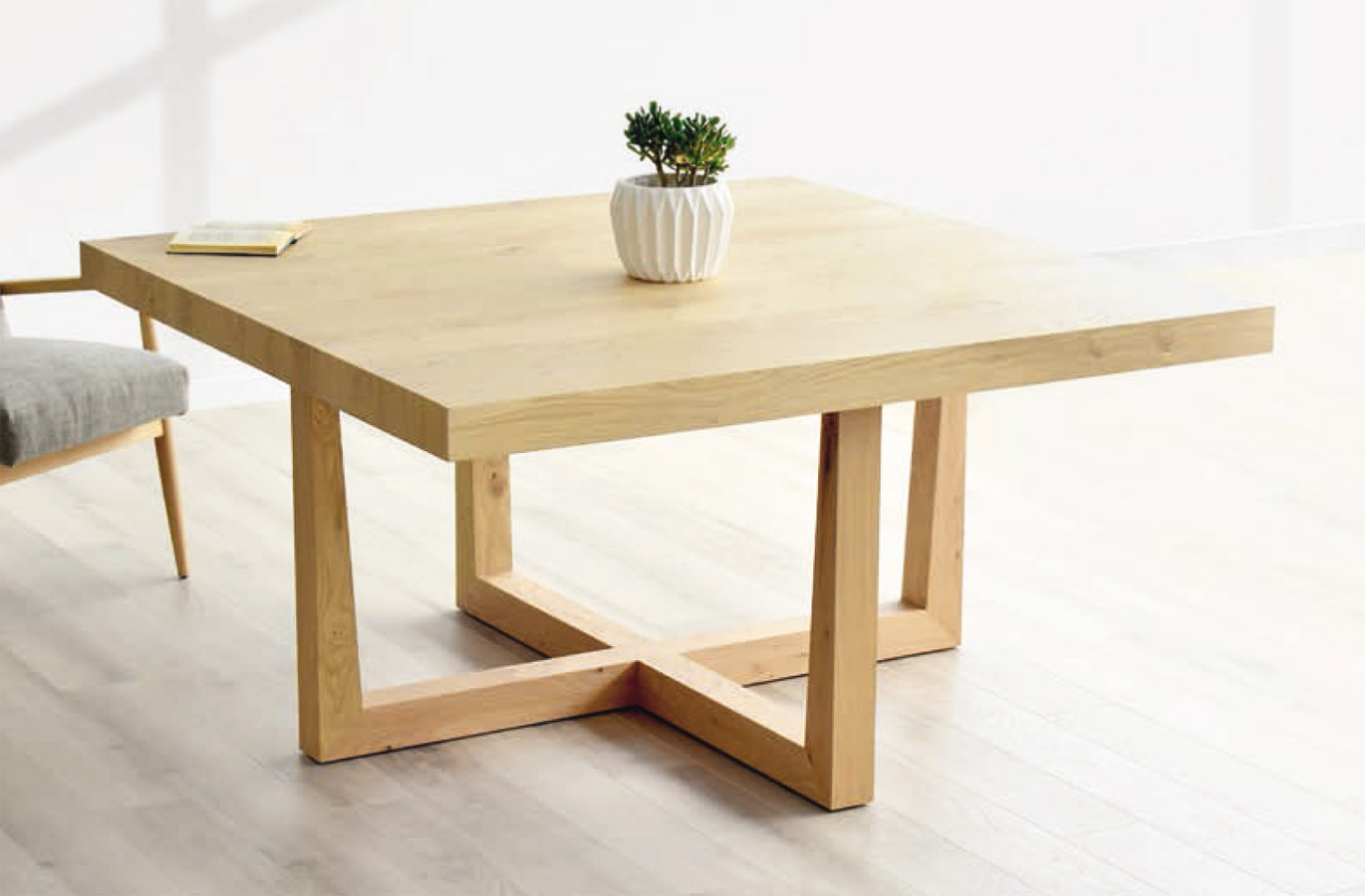 MESA CON FORMA CUADRADA Y DE GRAN CAPACIDAD EN MADERA - ROBLE