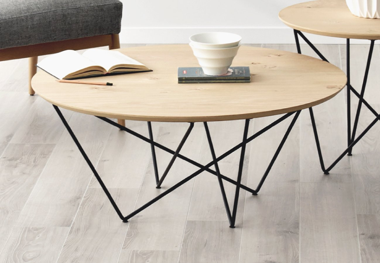 Mesa de centro de madera maciza acabado roble oscuro con patas de hierro  negras de 40x100cm