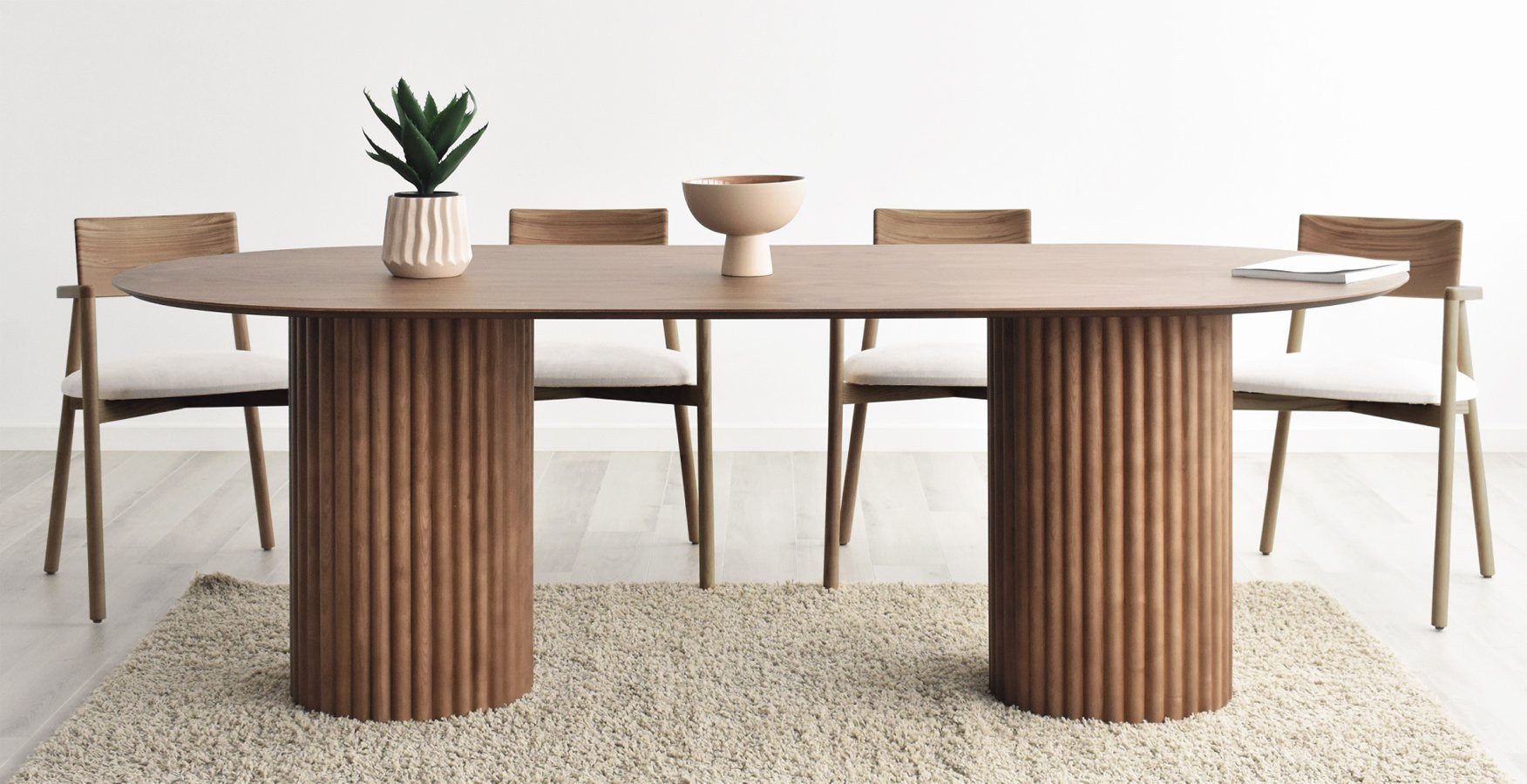MODERNA MESA DE COMEDOR EN MADERA SOSTENIBLE Y CON DOS BASES