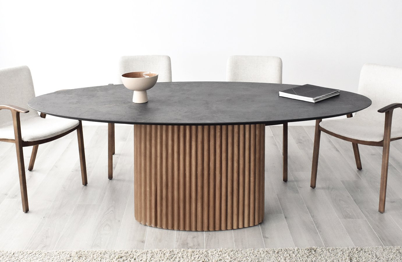 MESA DE COMEDOR OVALADA DE ESTILO NÓRDICO Y CON BASE CENTRAL