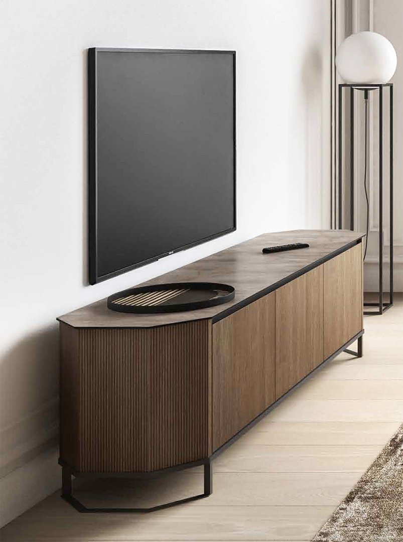 MUEBLE TV CON 3 PUERTAS Y BASE METÁLICA IDEAL PARA SALONES MODERNOS