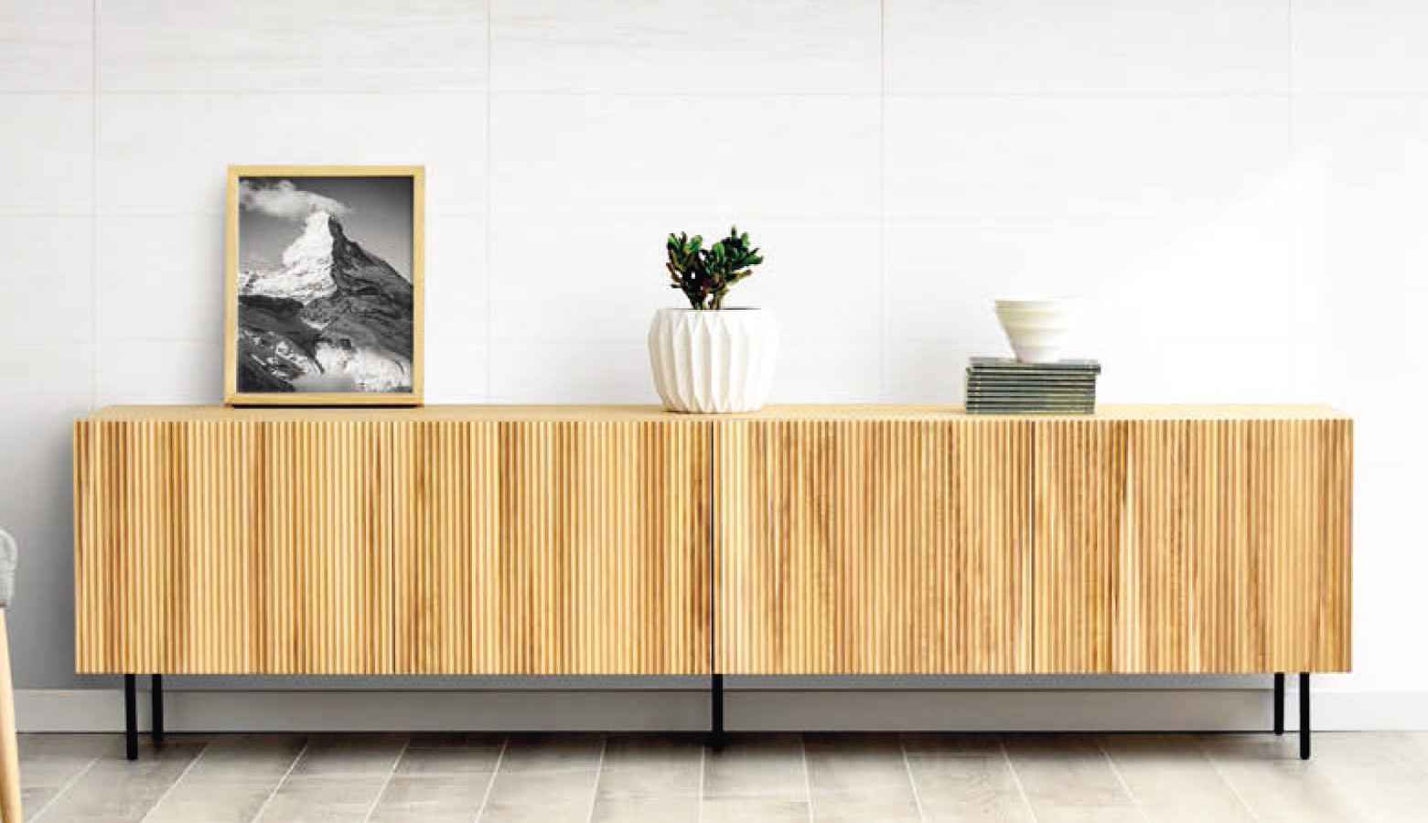 MUEBLE DE TV DE INSPIRACIÓN NÓRDICA CON PUERTAS Y PATAS - ROBLE