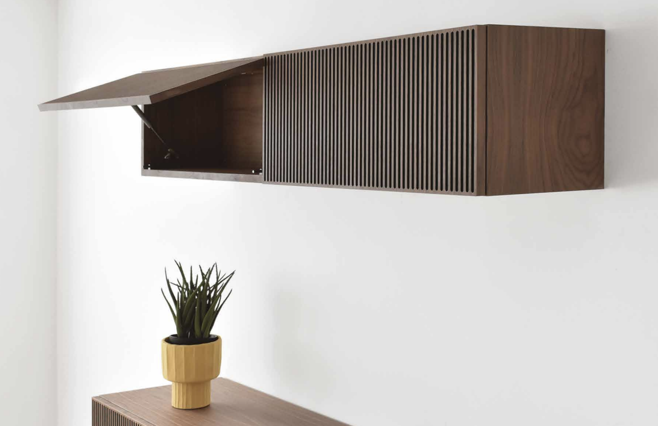 Mueble alto colgado 2 puertas abatibles estriadas madera nogal colección Nordic