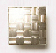 TIRADOR METÁLICO CUADRADO CON CUADROS 34 x 34 mm.