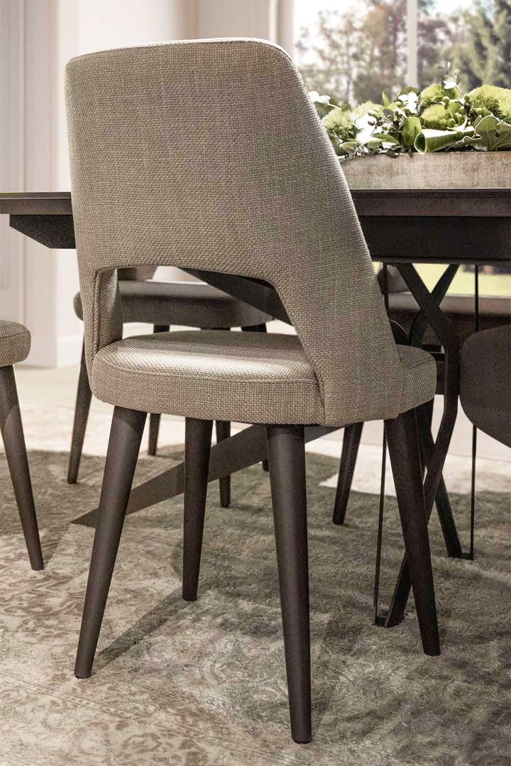 SILLA DE DISEÑO ATEMPORAL Y TAPIZADA CON TELAS DE CALIDAD A ELEGIR