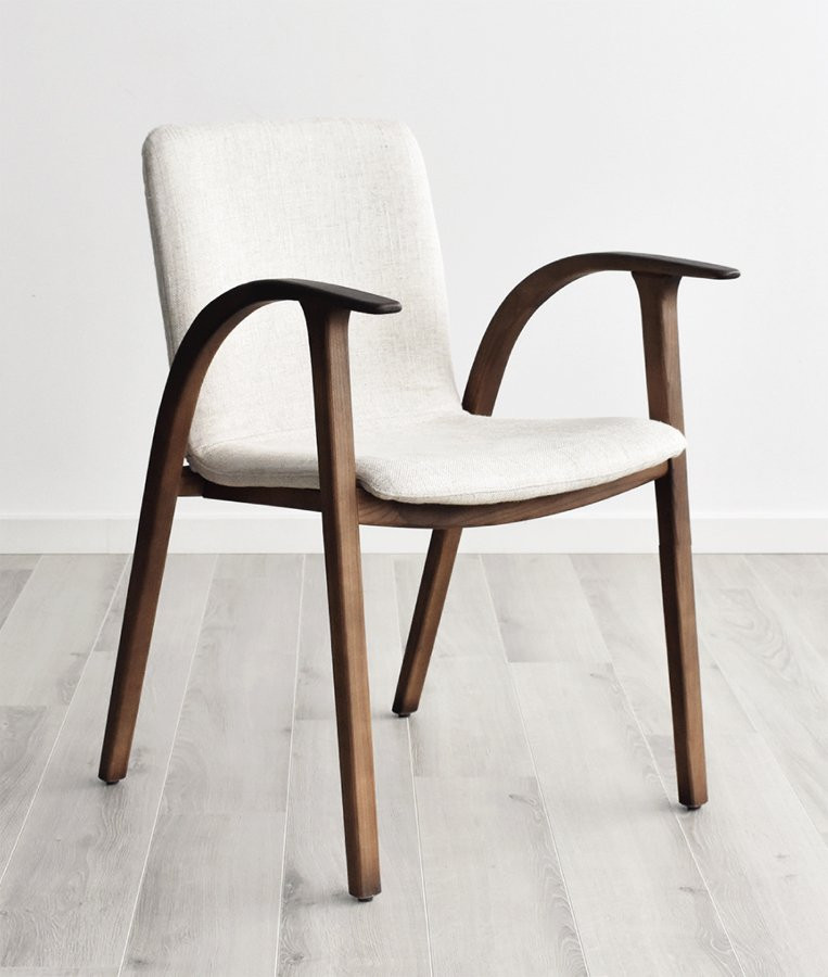 BUTACA DE DISEÑO NÓRDICO CON LA ESTRUCTURA MADERA DE FRESNO