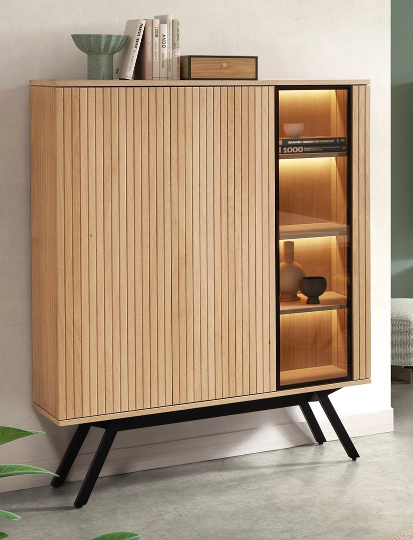 VITRINA DE ESTILO NÓRDICO EN MADERA DE ROBLE Y CON BASE METÁLICA