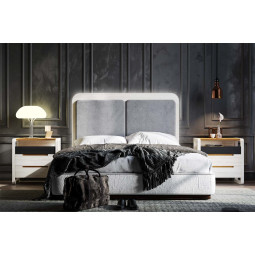 DORMITORIO MODERNO CON CABECERO TAPIZADO Y DOS MESITAS