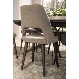 SILLA DE DISEÑO ATEMPORAL Y TAPIZADA CON TELAS DE CALIDAD A ELEGIR