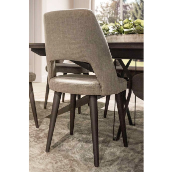 SILLA DE DISEÑO ATEMPORAL Y TAPIZADA CON TELAS DE CALIDAD A ELEGIR