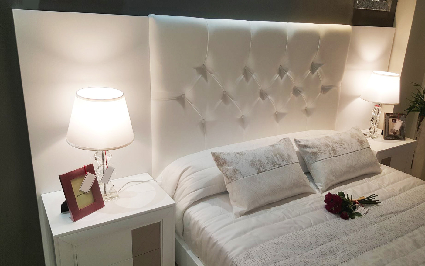 Cabecero de cama corrido con panel tapizado y joyero con luz led