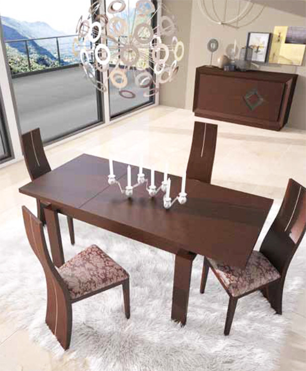 Silla moderna con asiento tapizado y respaldo de madera hasta el suelo