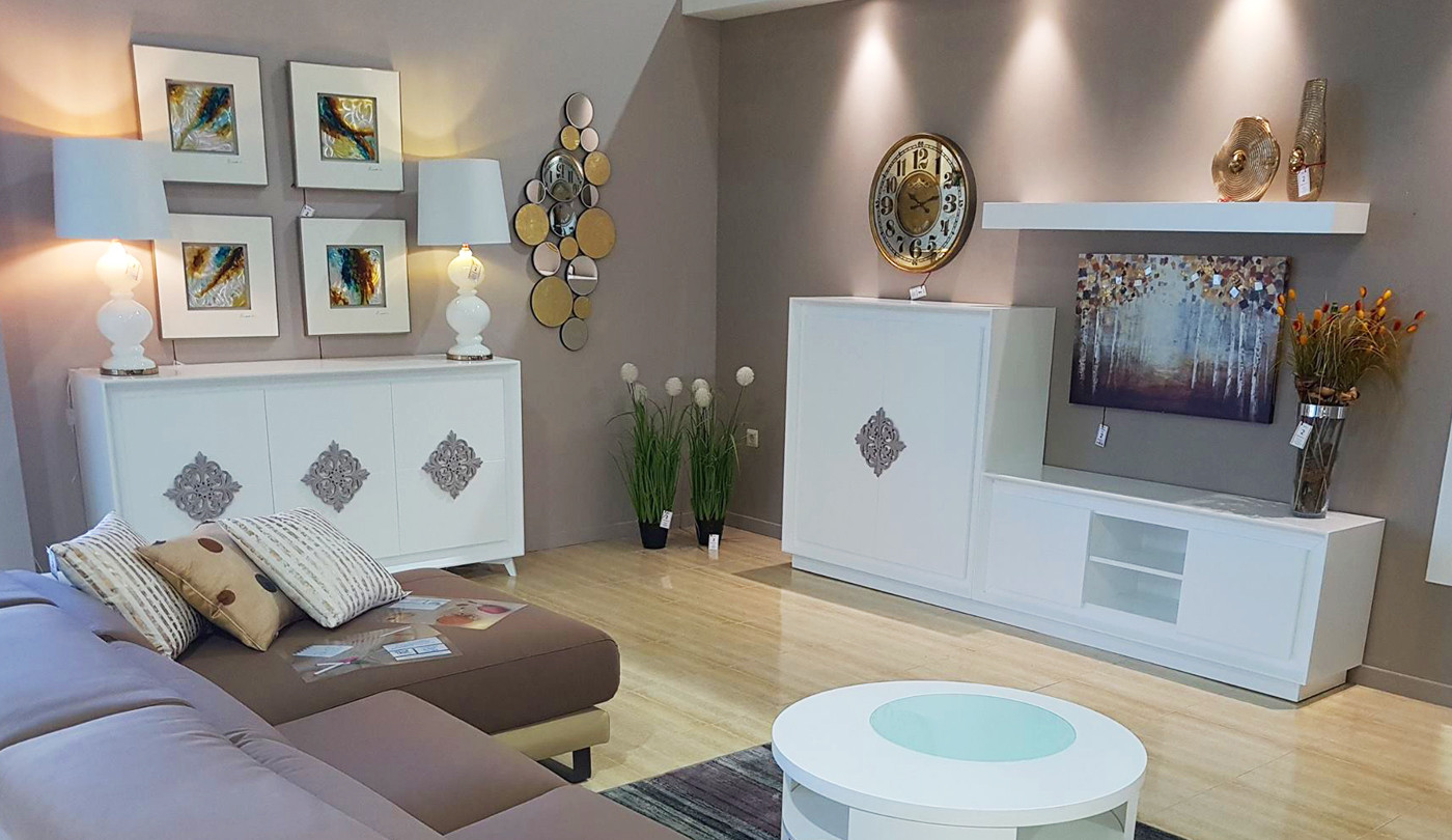 Vitrina vintage con puertas de madera y patas