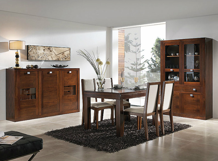 Salón comedor con Aparador, vitrina, mesa de comedor y sillas