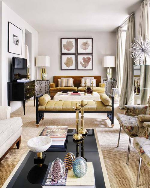 Mesas de centro estrechas, sofás de tamaño reducido y una perfecta simetría en los detalles y la colocación de los elementos es crucial. Vía Lush-Interiorsblogspot.com