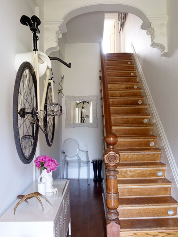 Cuando hay falta de espacio, la bicicleta se puede convertir en un objeto decorativo, tan de moda ahora. Vía Desiretoinspire.com