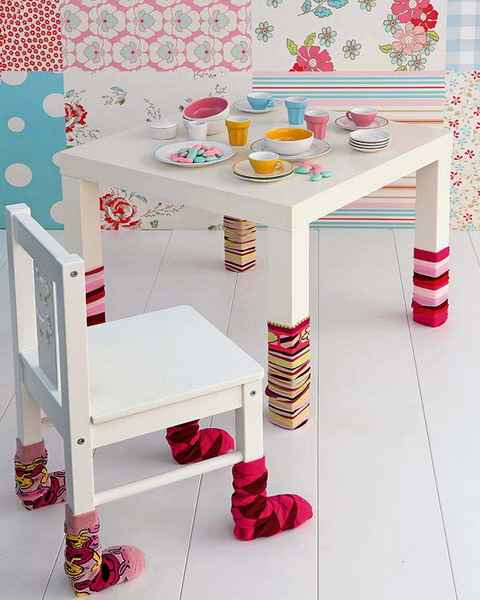 Solo necesitas unos calcetines llamativos y la mesa y las sillas parecerán otras. Puedes cambiar de color cada vez que los niños se aburran del mismo! Vía Shelterness.com