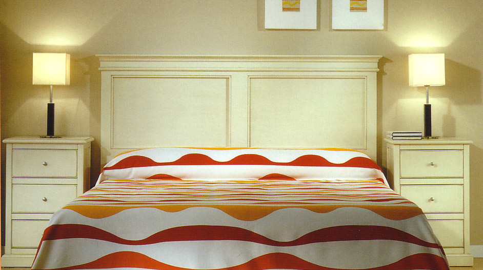 Dormitorio madera de haya de tudecora.com con colcha en tonos rojos y dorados