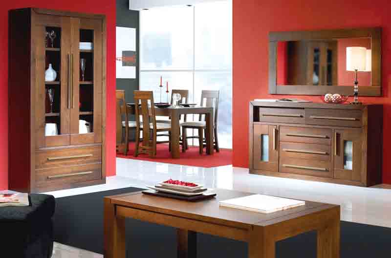 Combinación muebles en tono nogal, con pared roja. Vía tudecora.com