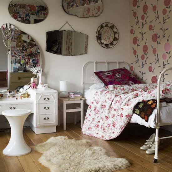 Un estilo clásico para la habitación de una niña, pero irresistible. ¿Puede haber algo que les guste más que los espejos?