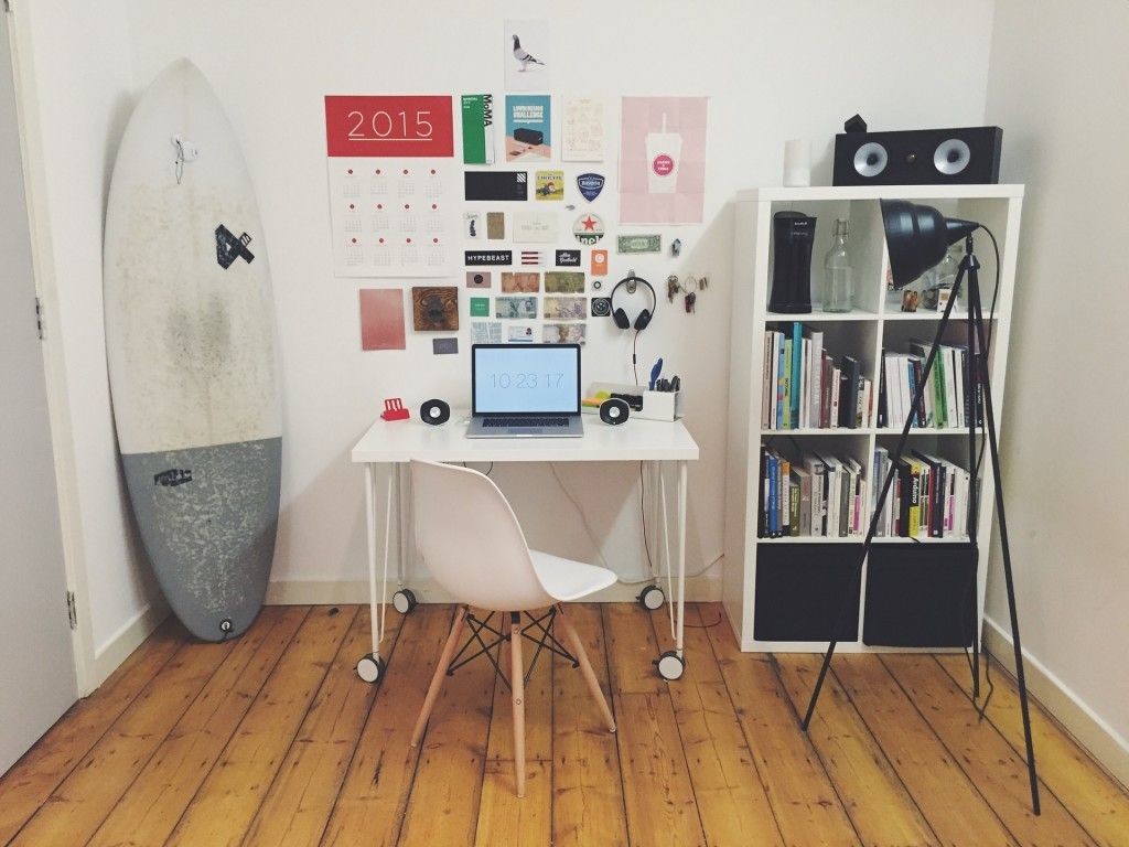 Mesa de trabajo con tabla de surf.